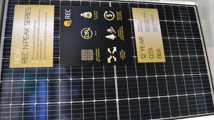 Das neue N-Peak-Solarmodul von REC. - © Velka Botička
 Das neue N-Peak-Solarmodul von REC.