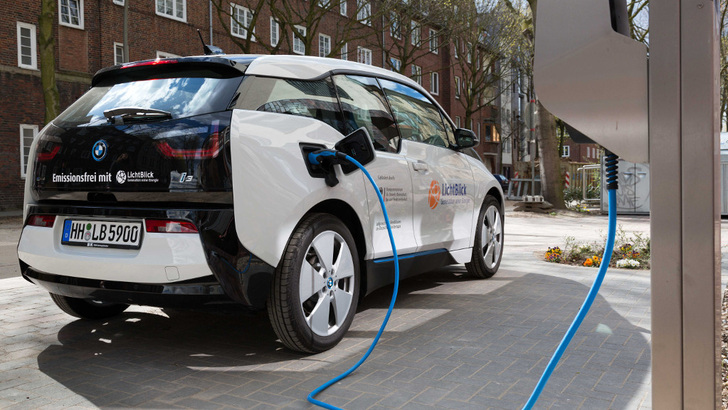 Für den aktuellen Report analysierten die Experten von Statista und Lichtblick die Kosten für eine Ladung eines BMW i3 an einem AC-3-Anschluss mit einer Ladeleistung von elf Kilowatt. - © Lichtblick
