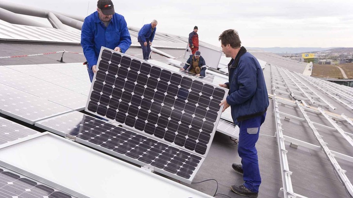 Ein Ökoenergieanbieter baut eine Dachanlage in Stuttgart. - © Greenpeace Energy
