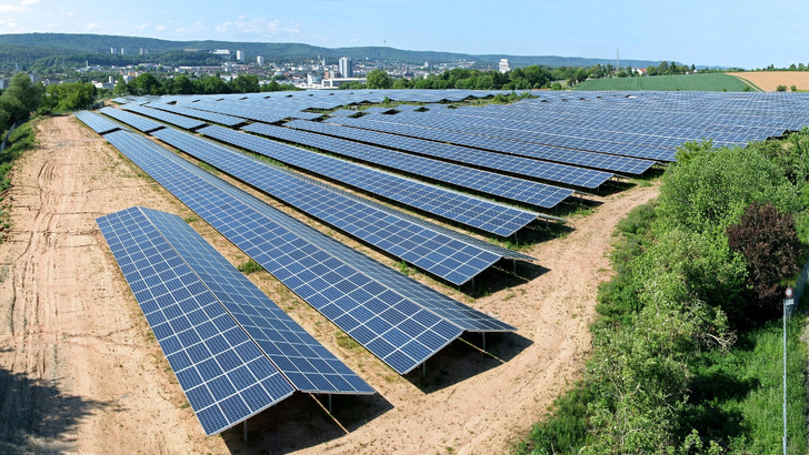 Der City-Solarpark Hölzengraben in Kaiserslautern wird schon ohnehin teilweise für den Eigenverbrauch genutzt. Die Erweiterung ist komplett als Eigenverbrauchsanlage errichtet. - © IBC Solar
