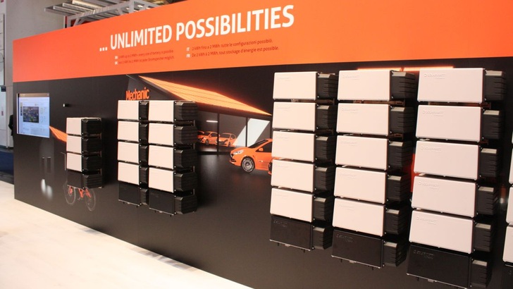 PV Guided Tours: Solarwatt bietet auch Gewerbespeicher an.