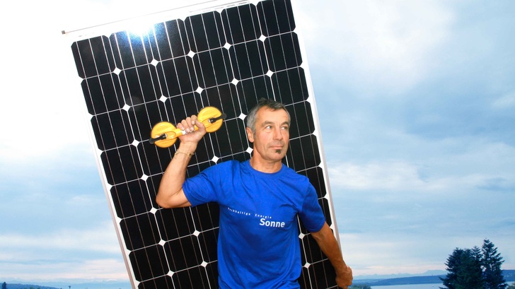 Solarteure arbeiten auch unter direkter Sonneneinstrahlung, regelmäßiges eincremen ist sehr wichtig. - © BSW-Solar
