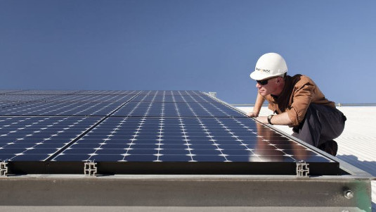 Die Installateure von Ikratos haben eine Solaranlage mit einer Leistung von 28 Kilowatt montiert, um auch den Strombedarf im Winter abzudecken. - © Ikratos

