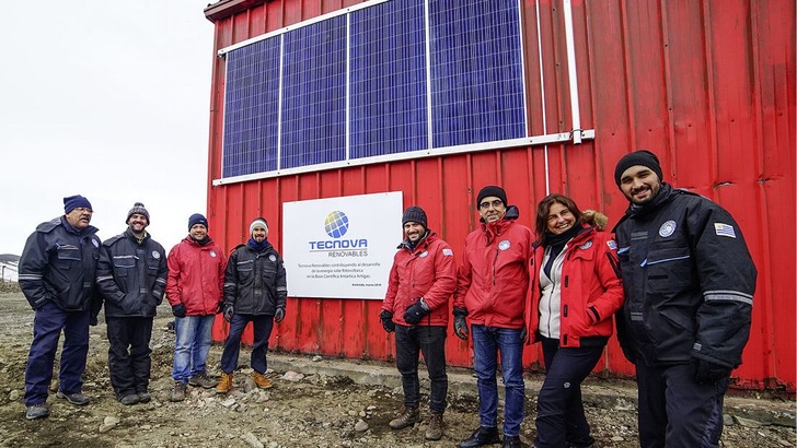 Solare Power für Forscher: Seit März 2018 speist die Anlage ins Stationsnetz ein, rechtzeitig bevor der Winter auf der Südhalbkugel kam. - © ABB
