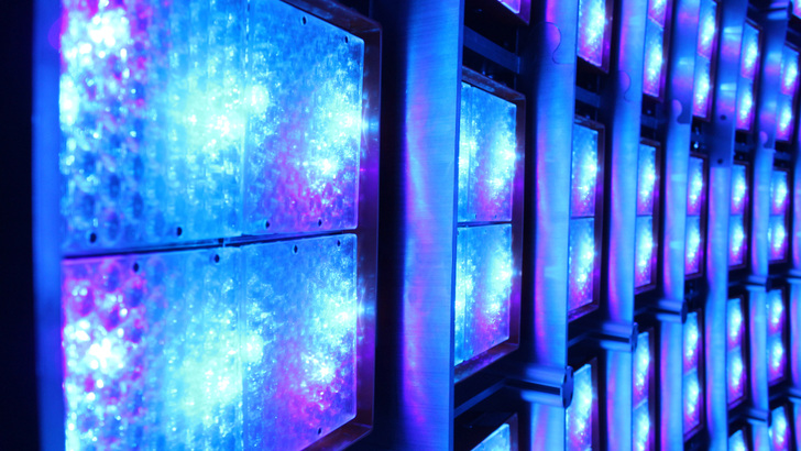 Diese LED-Beleuchtungseinheit macht es möglich, dass spektral selektive, großflächige und extrem homogene Lichtfelder auf das Modul scheinen und so Daten für eine sogenannte Hyperspektralanalyse liefern.