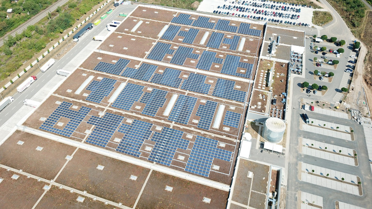 Auf das Dach des neuen Logistikzentrums hätte noch mehr Solarleitunsg gepasst. Dann hätte Decathlon aber mit der Anlage in die Ausschreibungen gehen müssen.