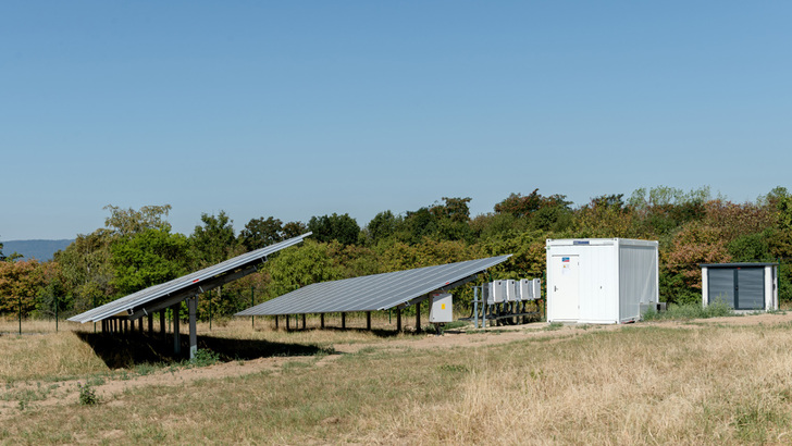Der Generator am Sandershäuser Berg in Niestetal ist der erste Hochvoltanlage von IBC Solar in Deutschland. - © IBC Solar
