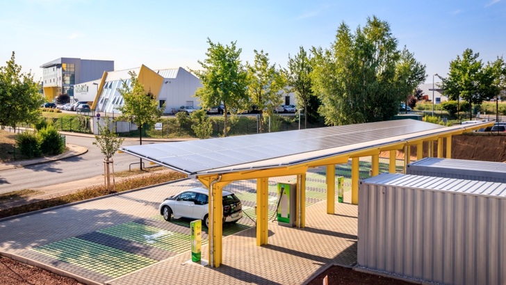 Die Tankstelle in Chemnitz ist die erste "Grüne Säule". Das Konzept umfasst unter anderem einen riesigen Solarcarport. - © HEOS

