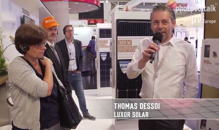 Thomas Dessoi, Vertriebsleiter von Luxor Solar in Deutschland, im Video. - © Vorsatz.Media
