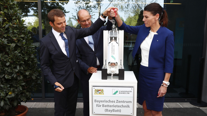 Zusammen mit Michael Danzer, Leiter des Baybatt, und Markus Zanner, Kanzler der Uni Bayreuth drückt Marion Kiechle, Wissenschaftsministerin des Freistaatesden, den Startknopf für das neue Forschungszentrum. - © Universität Bayreuth
 Zusammen mit Michael Danzer, Leiter des Baybatt, und Markus Zanner, Kanzler der Uni Bayreuth drückt Marion Kiechle, Wissenschaftsministerin des Freistaatesden, den Startknopf für das neue Forschungszentrum.