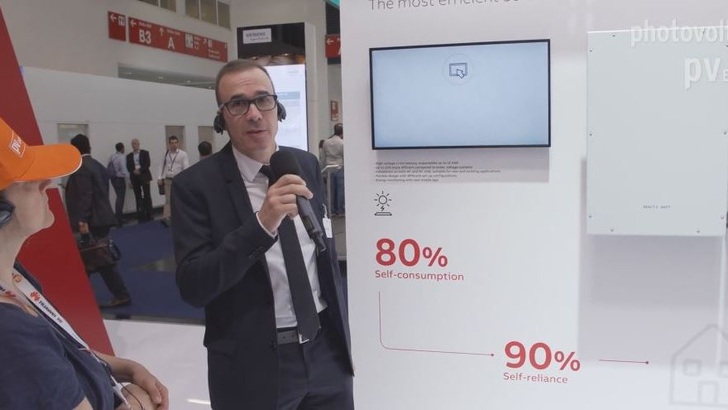 Martin Freyberg stellt das neue Speichersystem React 2 vor.