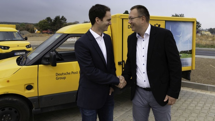 Vertriebsexperte Philip Müller (links) und Solarteur David Muggli gehen eine Kooperation ein. - © Götz Bökler
