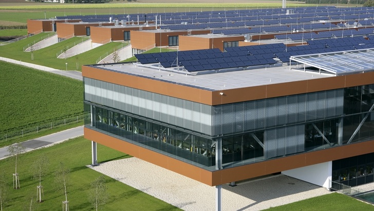 Linz fördert gewerblcihe Photovoltaikanlagen, wie sie Fronius auf dem Dach seiner Niederlassung in Sattledt schon seit Jahren betreibt. - © Fronius
