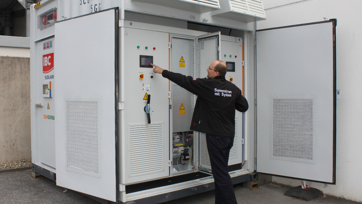 Gewerbespeicher wie hier beim Batteriehersteller Moll Akkumulatoren kommen in den Bereich der Wirtschaftlichkeit, wenn dadurch beispielsweise die Netzanschlusskosten sinken.