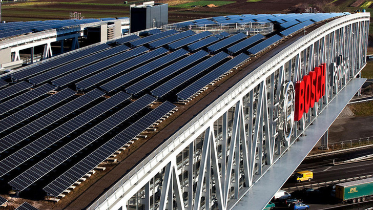 Eine der Vorzeigereferenzen von Sun Strom: Das Bosch Parkhaus in Stuttgart. - © Sun Strom
 Eine der Vorzeigereferenzen von Sun Strom: Das Bosch Parkhaus in Stuttgart.