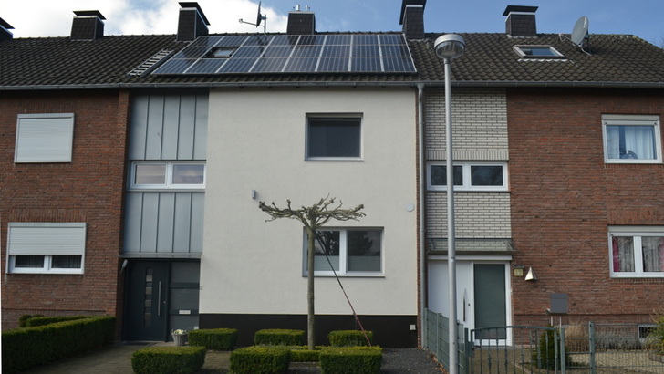 Die 1,7 Millionen Solaranlagen haben in diesem Jahr bisher schon elf Prozent mehr Strom produziert als im Vorjahreszeitraum. Doch auf den Dächern ist noch viel Platz für mehr Photovoltaik. - © Velka Botička
