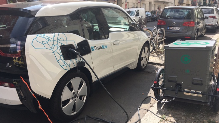 Mobiles Laden in Berlin. - © Niels H. Petersen
 Mobiles Laden in Berlin.