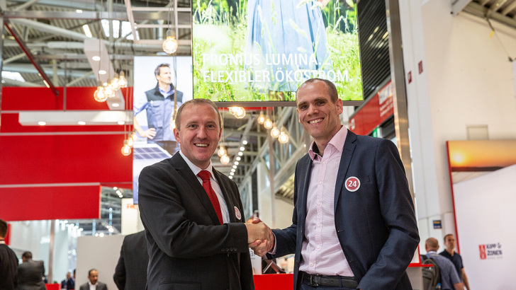 Die neuen Kooperationspartner: Martin HAckl von Fronius und Simon Schmitz, Geschäftsführer von Awattar (v.l.n.r.).