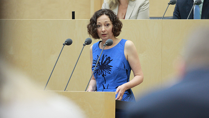 Die Berliner Wirtschaftssenatorin Ramona Pop hat im Bundesrat den Vorstoß Berlins und Thüringens für mehr Mieterstrom vorgestellt. - © Bundesrat/Frank Bräuer
 Die Berliner Wirtschaftssenatorin Ramona Pop hat im Bundesrat den Vorstoß Berlins und Thüringens für mehr Mieterstrom vorgestellt.