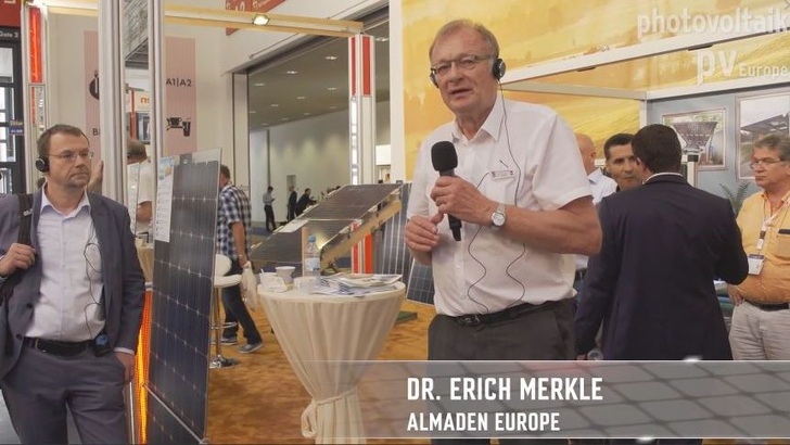 Erich Merkle, Chef von Almaden Europe, zeigt wie stabil transparente Glas-Glas-Module für Carports sind.
