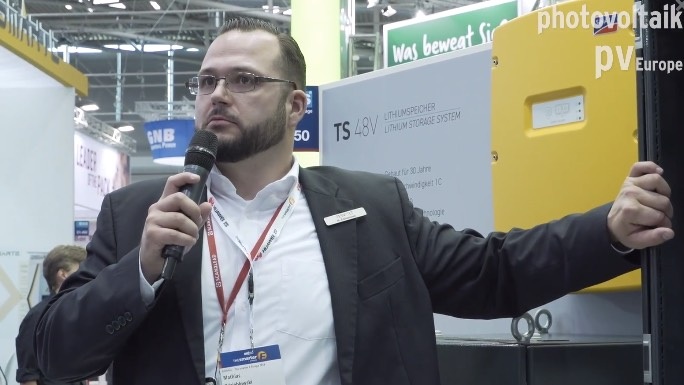 Mathias Zdzieblowski von Tesvolt stellt die Produkte der Firma vor.