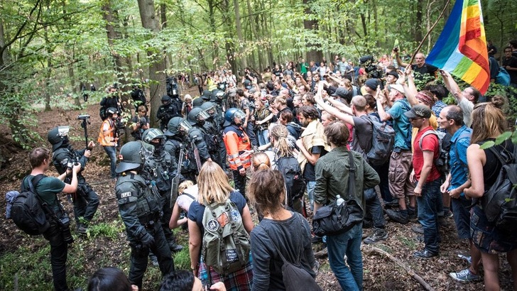 Mittlerweile sind die Proteste in der Mitte der Gesellschaft angekommen.
