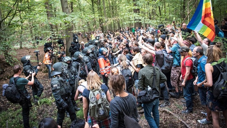 Mittlerweile sind die Proteste in der Mitte der Gesellschaft angekommen. - © www.hambacherforst.org
