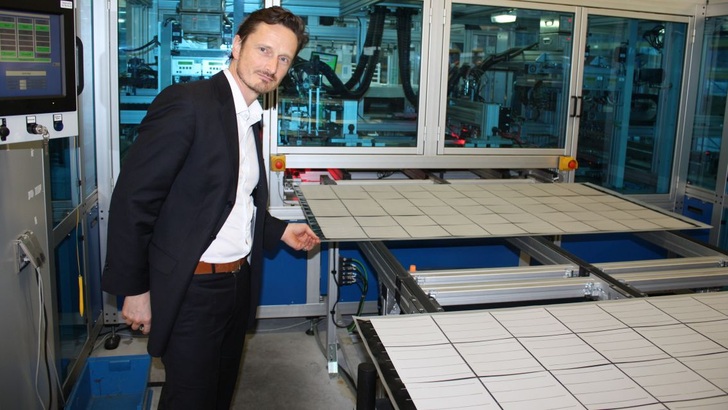 Dr. Bernhard Weilharter an der Modullinie im Wismarer Werk.