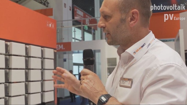 Jürgen Thurm von Solarwatt stellt das Pronzip der MyReserve Matrix vor.