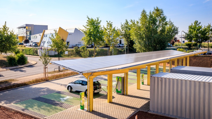 Solche Elektrotankstellen in Industriegebieten, wie sie Heckert Solar zusammen mit Heos entwickelt, werden in Zukunft eine Schlüsselrolle beim Aufbau der Ladeinfrastruktur einnehmen.