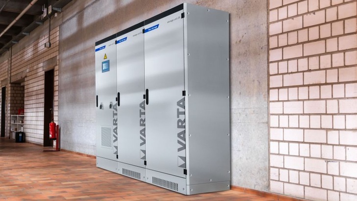 Porsche nimmt Gewerbespeicher der Serie Flex Storage von Varta ins Portfolio.