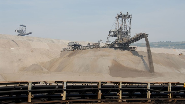 Der Tagebau Hambach verschliengt rund 4.000 Hektar.