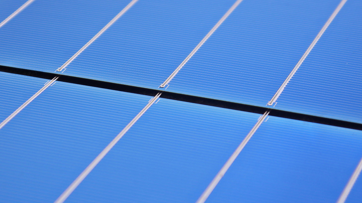 Die Forscher haben die Kanten der Zellverbinder beschichtet, so dass sie das auftreffende Sonnenlicht in die Halbleiterschicht reflektieren.