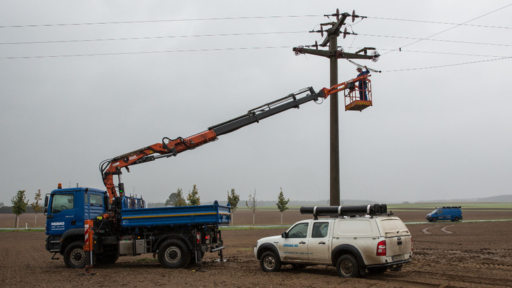 Immer öfter müssen die Netzbetreiber Schäden durch extreme Wetterereignisse reparieren, die nicht zuletzt auf den Klimawandel zurückgehen.