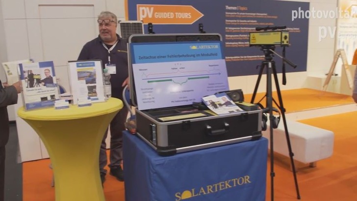 Klaus Terlinden von Solartektor erklärt wie mithilfe des Fehlerortungssets die Störquelle einfach und schnell gefunden werden kann. - © Vorsatz.Media
 Klaus Terlinden von Solartektor erklärt wie mithilfe des Fehlerortungssets die Störquelle einfach und schnell gefunden werden kann.