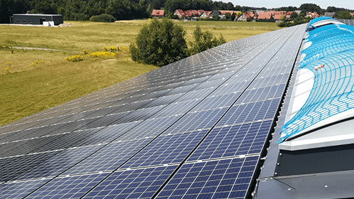 Eine der beiden ersten Solaranlagen von Prokont ist auf das Dach eines Biolandwirtschaftshofs für Legehennen errichtet.