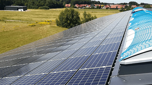 Eine der beiden ersten Solaranlagen von Prokont ist auf das Dach eines Biolandwirtschaftshofs für Legehennen errichtet. - © Prokon
