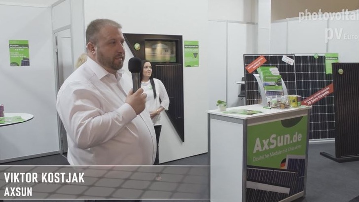 Viktor Kostjak von Axsun stellt besondere Module und Anfertigungen der Firma wie dreieckige Module vor.