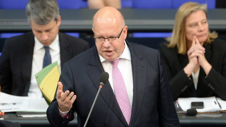 Peter Altmaier lockt mit Sonderausschreibungen. Mit der drastischen Kürzung der Einspeisevergütung will er aber den Zubau wieder ausbremsen — zu Lasten der Steuerzahler.. - © Deutscher Bundestag/Achim Melde
