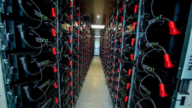 Die Tesvolt-Batterien werden auf Zellebene überwacht. - © Arun Construction Services
 Die Tesvolt-Batterien werden auf Zellebene überwacht.