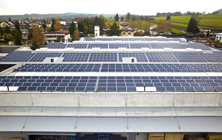 Das Anlagensegment zwischen 40 bis 750 Kilowatt Leitung auf Gebäuden wäre von den Einschnitten betroffen. - © Robusta Gaukel
