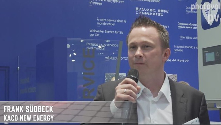 Frank Südbeck von Kaco New Energy präsentiert den neuen Wechselrichter für Batterien. - © Vorsatz.Media
 Frank Südbeck von Kaco New Energy präsentiert den neuen Wechselrichter für Batterien.