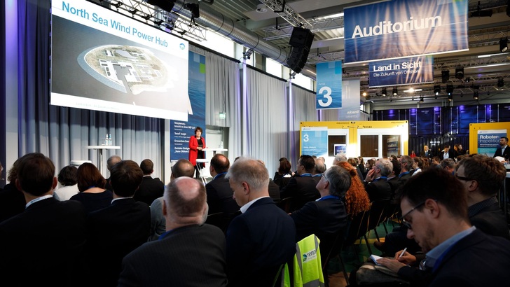 Die neue Konzernchefin von Tennet, Manon van Beek, spricht beim Event auf dem Euref-Campus in Berlin. - © Tennet
