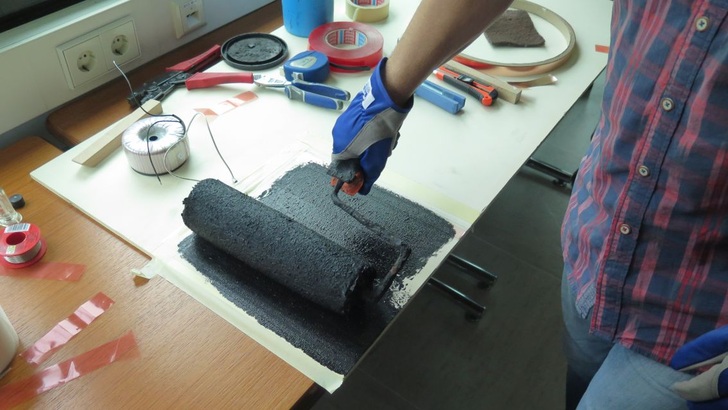 Elektrisch leitende Carbonpartikel wandeln den Strom in Wärme.