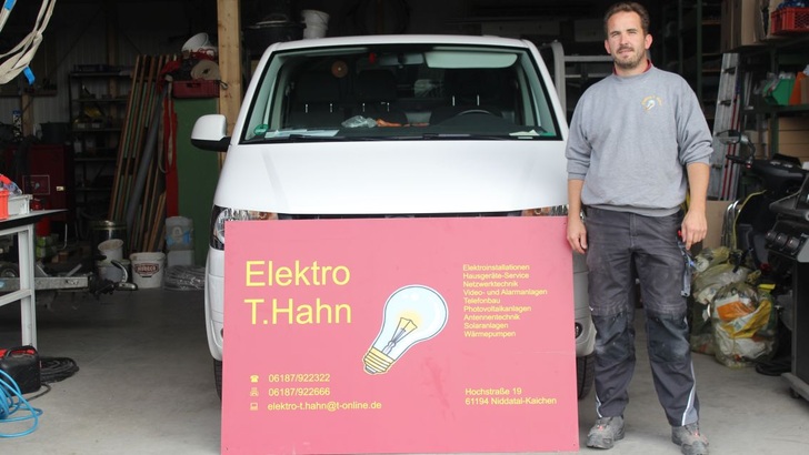 Torsten Hahn hat einen Plenticore plus beim Kunden eingebaut. - © Kostal Solar Elektrik
