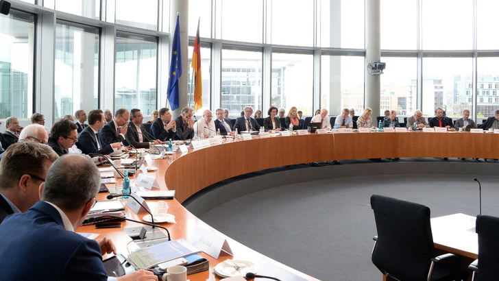 Schon am 20. November will der Wirtschafts- und Energieausschuss Experten zum Energiesammelgesetz hören.