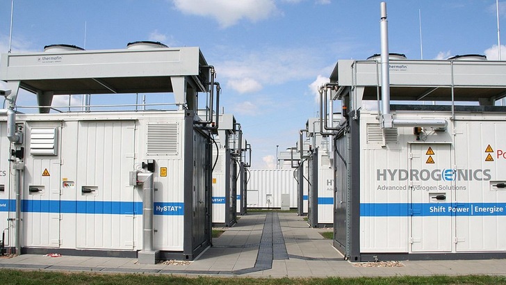 Ein Elektrolyseur wandelt grünen Strom in Gas um.