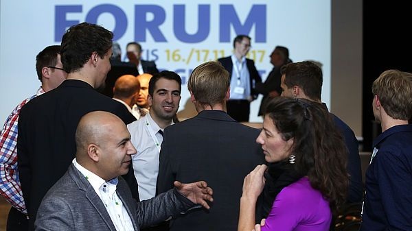 Das Forum bietet Elevator-Pitches der Aussteller sowie ausreichend Zeit für Networking. - © Forum Solarpraxis
