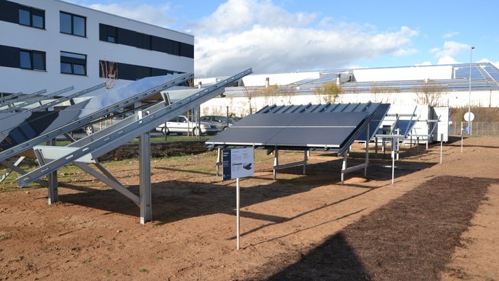 Zehn Montagesysteme sind in Rüsselsheim mit den Modulen von First Solar bestückt. Weitere sollen in den nächsten Monaten hinzukommen. - © Velka Botička
