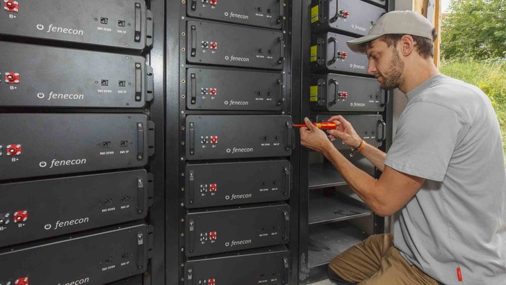 Mit der Installation eines Batteriesystems soll der eigene Solarstromverbrauch auf 70 Prozent erhöht werden.